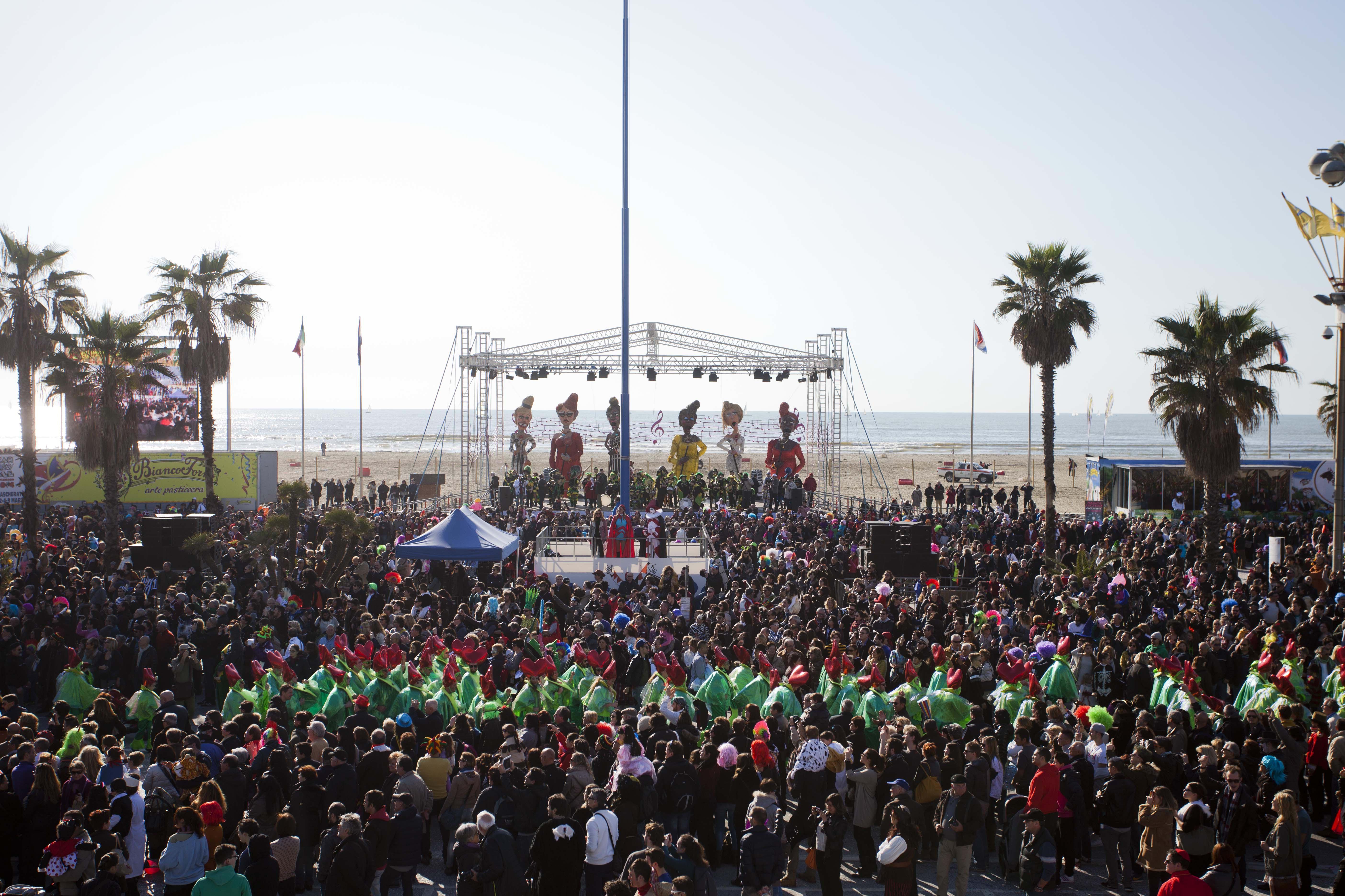 Piazza Mazzini affollata per i corsi mascherati dell'edizione 2014 del Carnevale di Viareggio