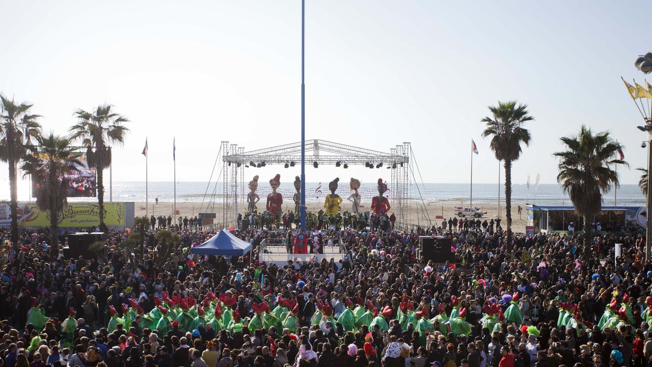 Piazza Mazzini affollata per i corsi mascherati dell'edizione 2014 del Carnevale di Viareggio