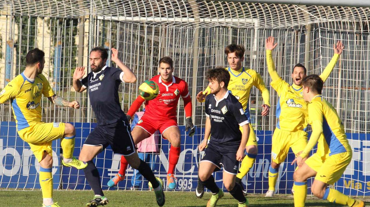 Un'azione concitata di Prato-Carrarese (foto Batavia)