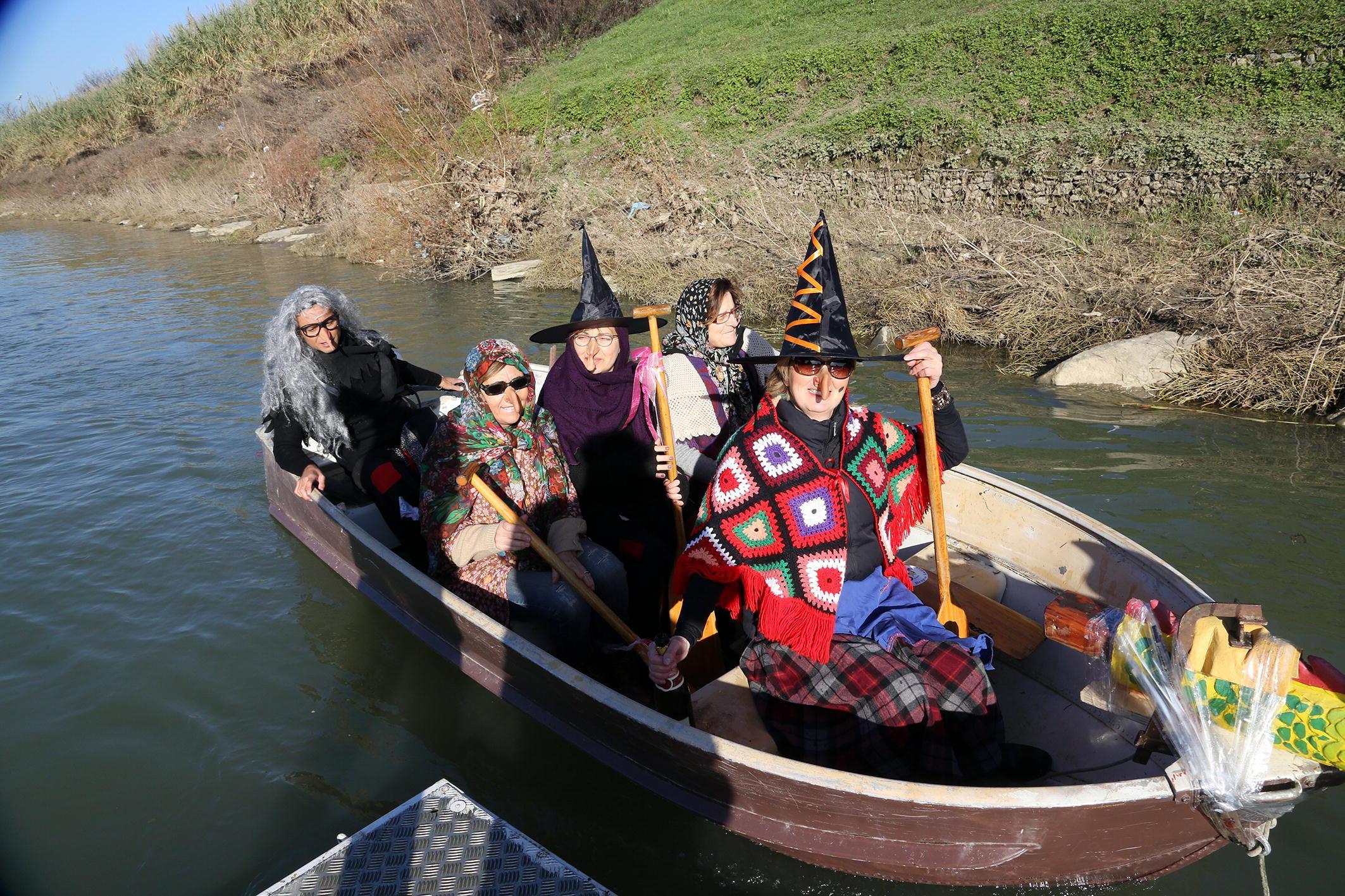 L'arrivo delle Befane in barca a Limite sull'Arno (Foto Agenzia Carlo Sestini)