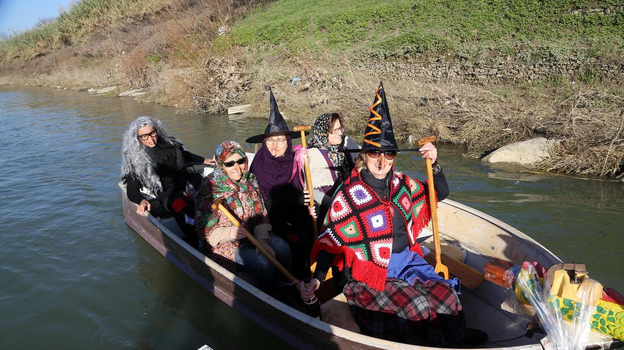 L'arrivo delle Befane in barca a Limite sull'Arno (Foto Agenzia Carlo Sestini)