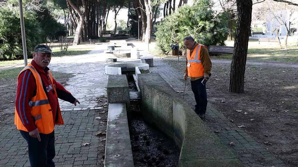 Sporcizia e fontane a secco al parco Puccinelli