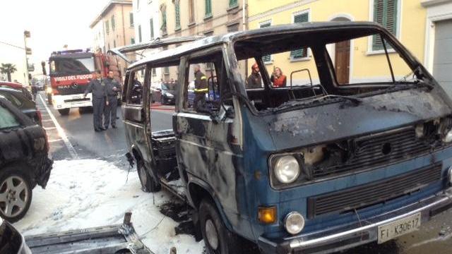Un'immagine dell'incendio (foto Batavia)