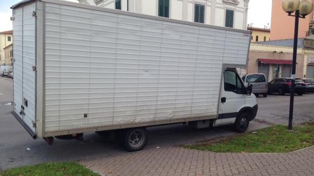Il furgone in sosta selvaggia