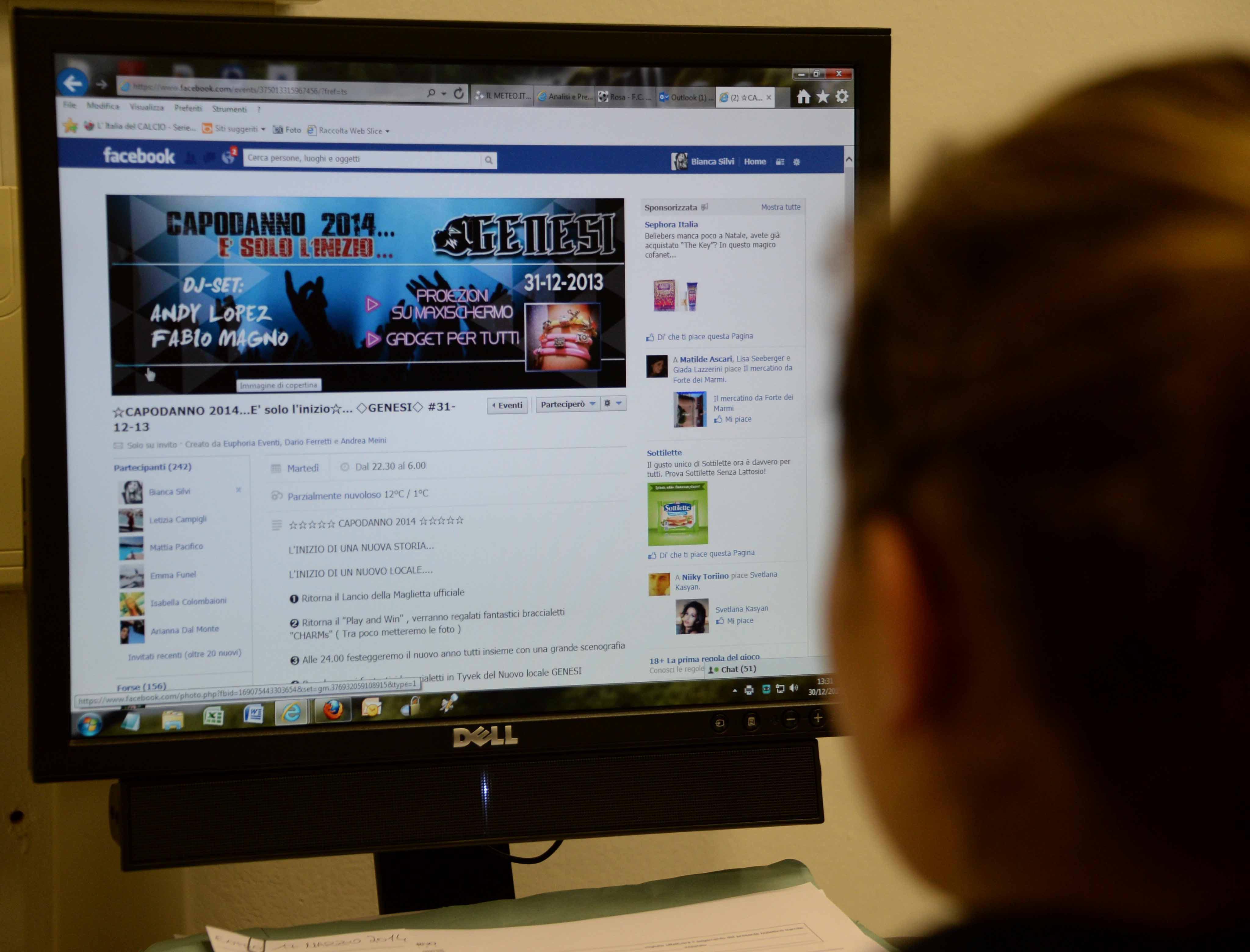 Una ragazza naviga su internet (foto d'archivio)