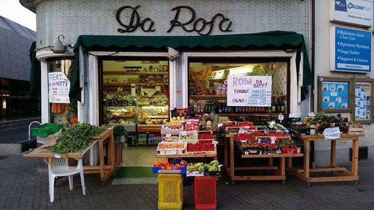 Il negozio "Da Rosa" in piazza Gramsci