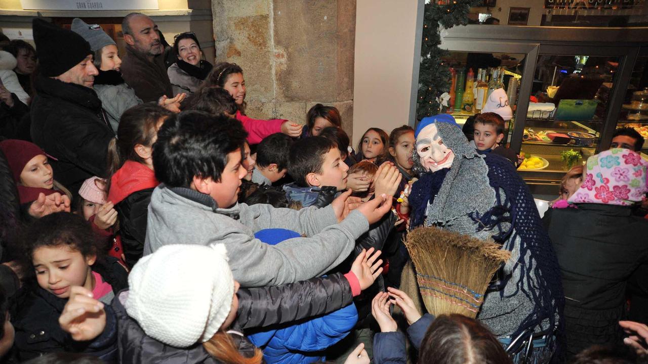 La befana presa d'assalto dai bambini (foto Giò Di Stefano)