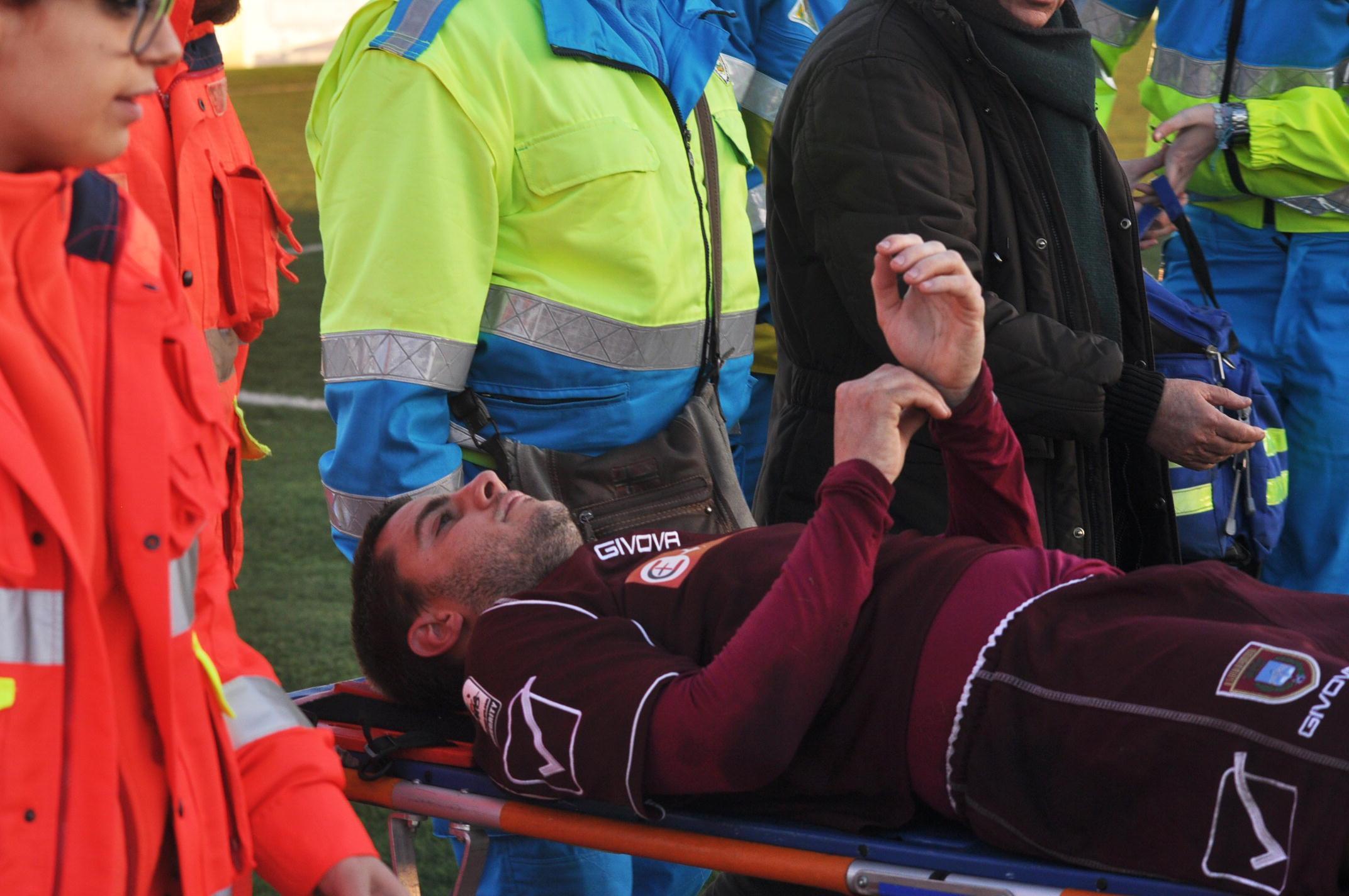 I soccorsi a Christian Cesaretti durante la partita Pontedera-Santarcangelo (foto Sivi)