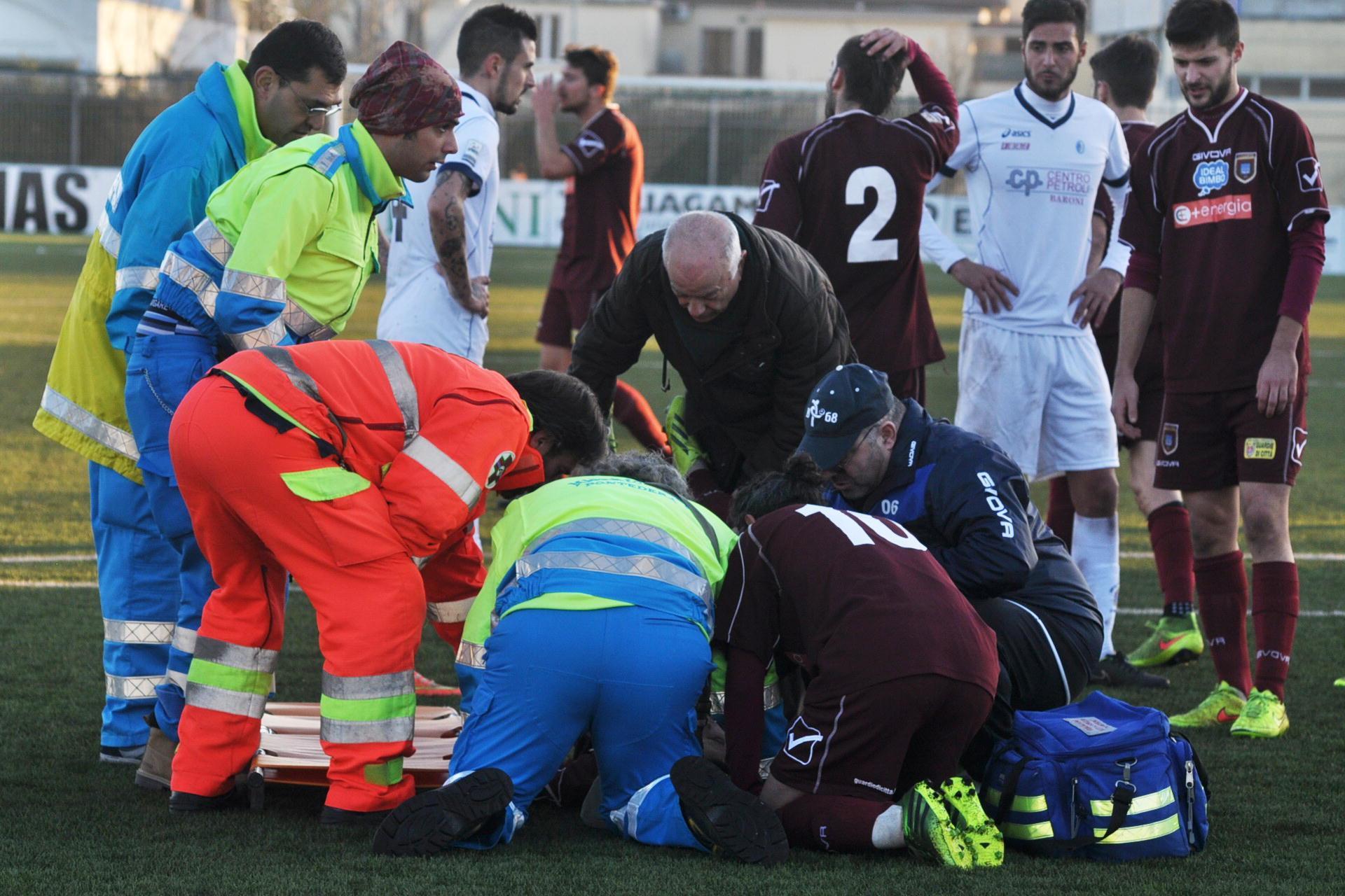 I soccorsi all'ex giocatore dell'Empoli (Foto Franco Silvi)