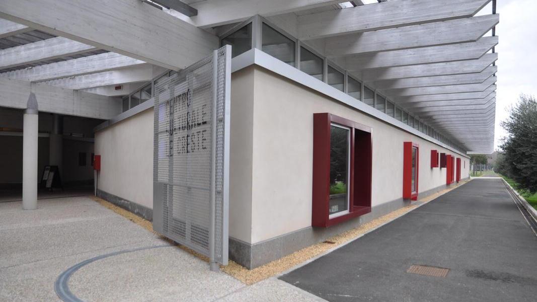 L'esterno del centro Le Creste (foto Falorni/Silvi)