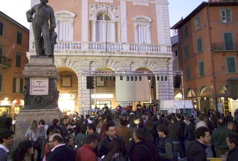 La  movida pisana  in piazza Garibaldi