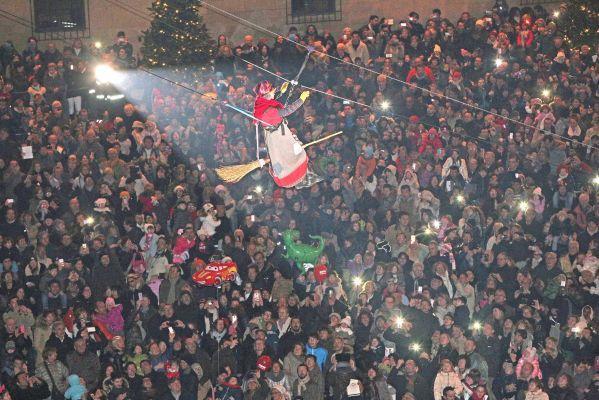 La Befana scende sulla piazza gremita a Pistoia (Foto Gori)