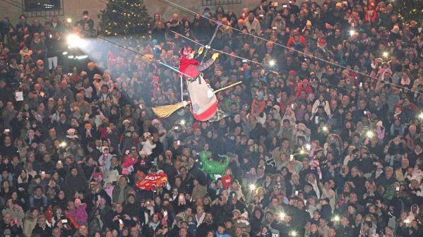 La Befana scende sulla piazza gremita a Pistoia (Foto Gori)