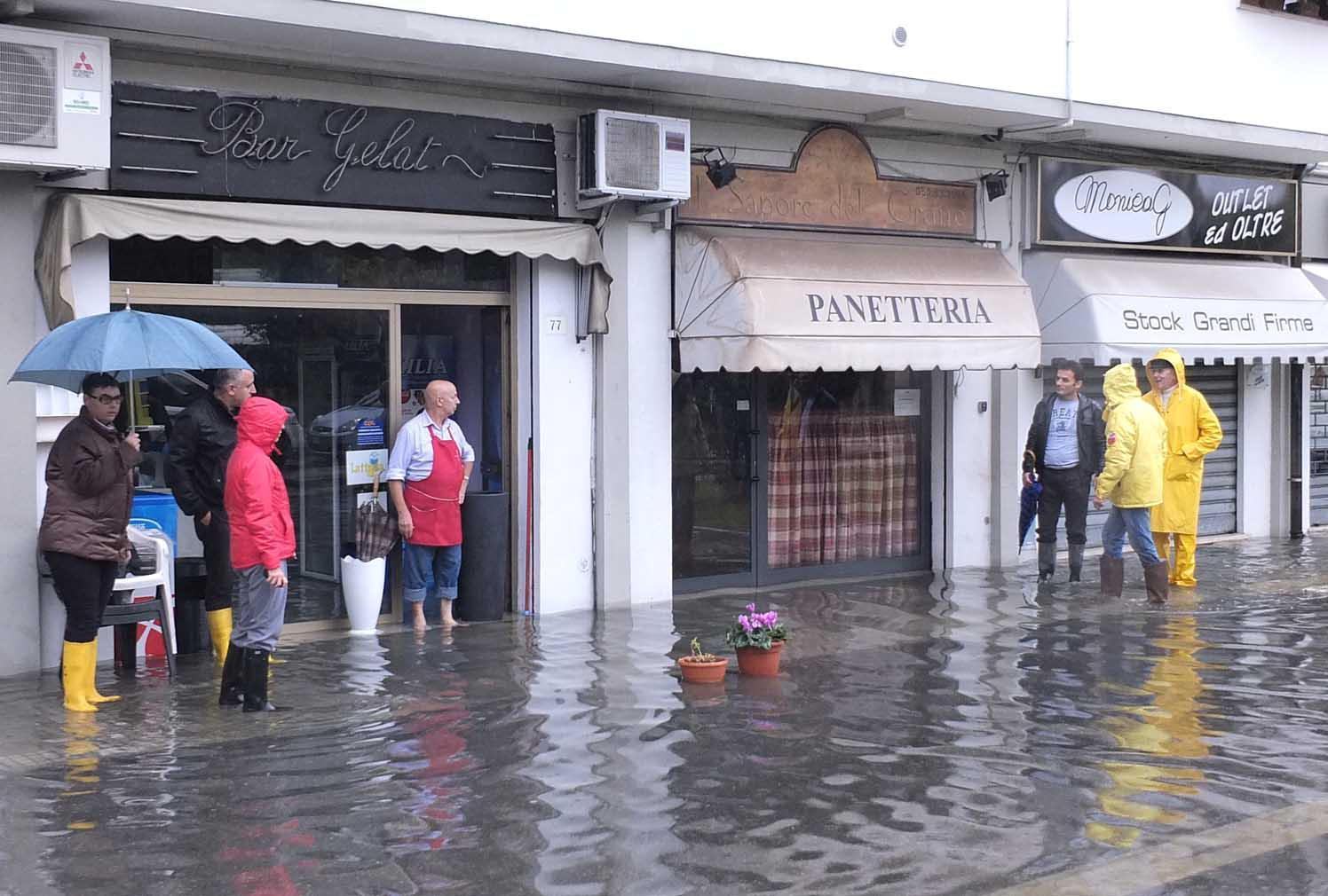 Negozi allagati dopo un acquazzone (foto d’archivio)