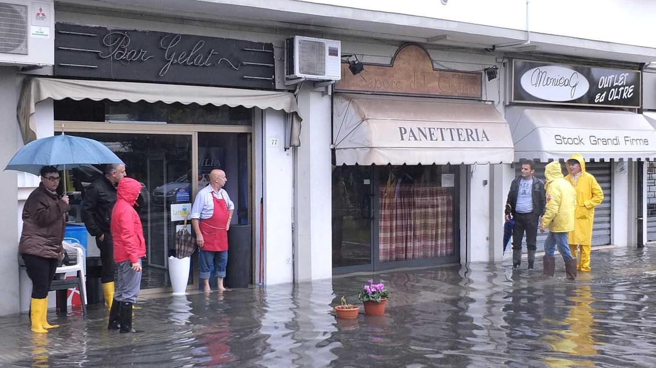 Negozi allagati dopo un acquazzone (foto d’archivio)