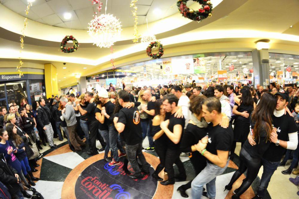 I ballerini danno spettacolo davanti alle casse del centro commerciale