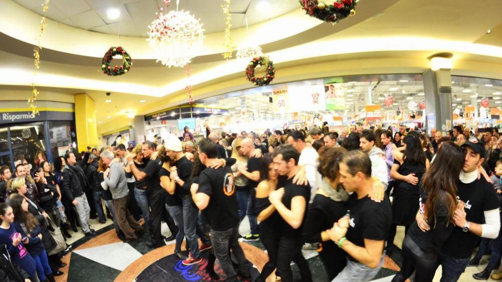 I ballerini danno spettacolo davanti alle casse del centro commerciale