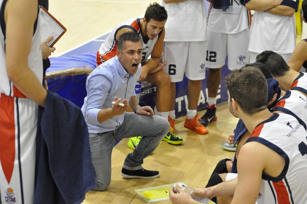 Coach Campanella durante un time-out