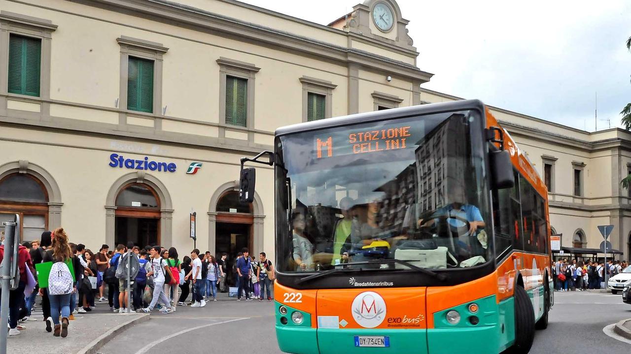 La fermata di piazza della stazione dove è sceso il maniaco