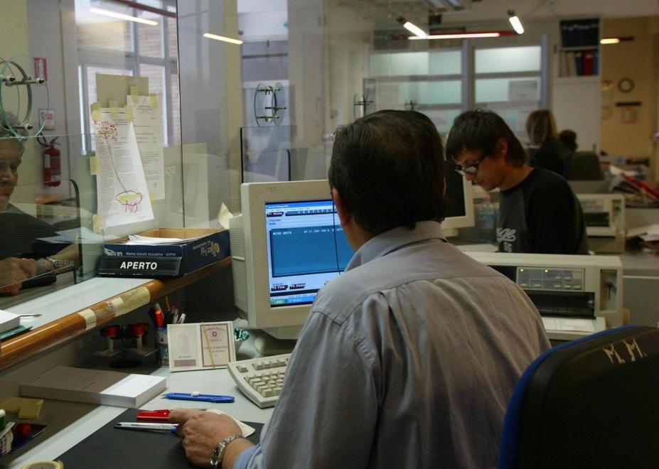 Dipendenti pubblici al lavoro 