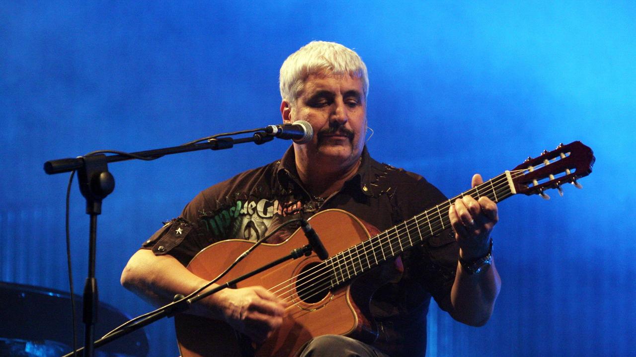 Doppio funerale per Pino Daniele, famiglia divisa