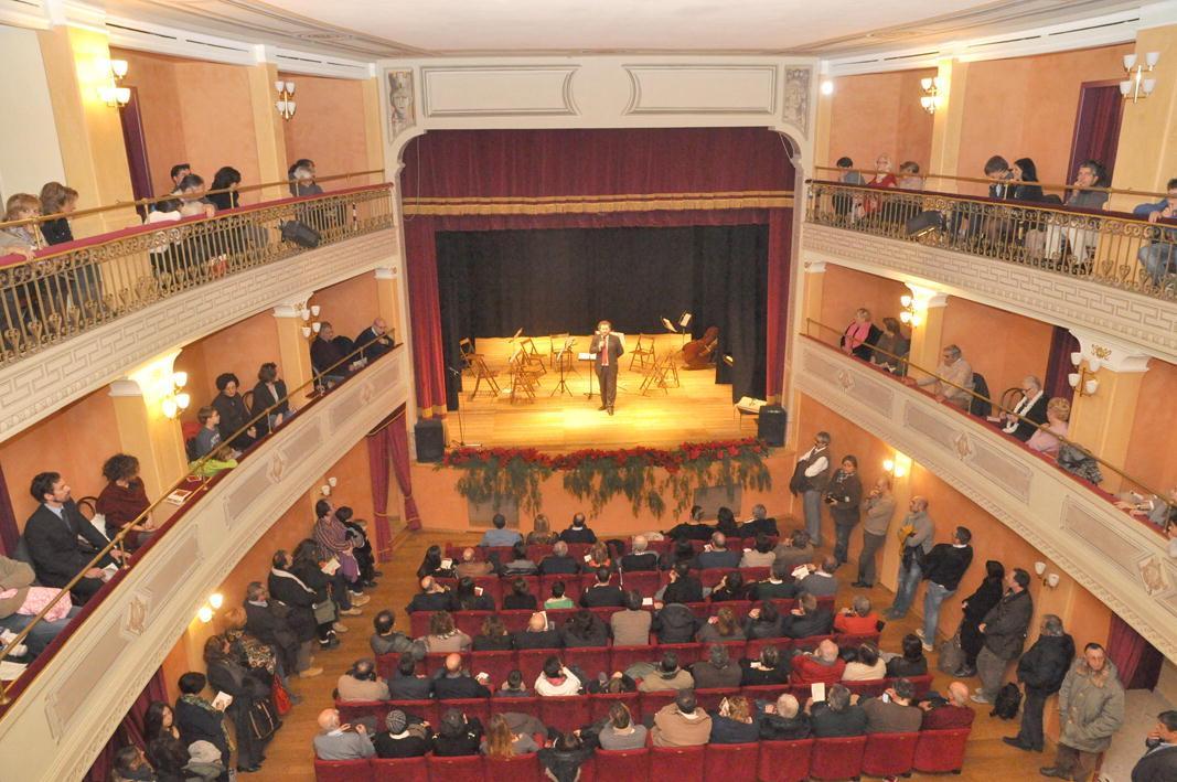 Un momento dell'inaugurazione del teatro Roma a Castagneto Carducci