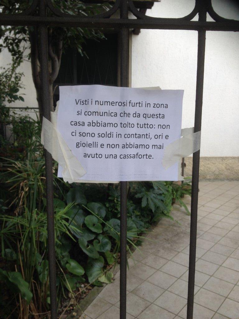 Il cartello contro i ladri in via Marmolada