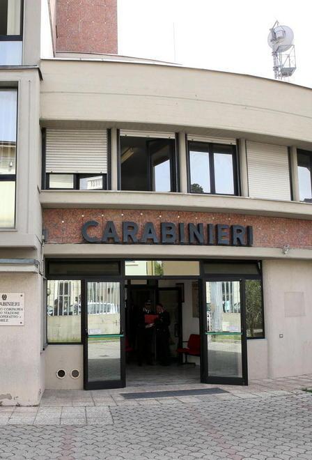 Si barrica in casa e spara con la carabina in strada