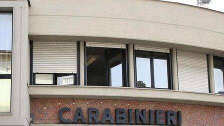 Si barrica in casa e spara con la carabina in strada