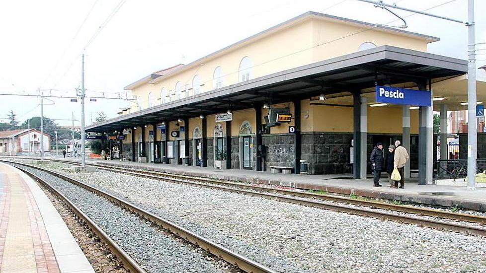 Madre e figlia scendono ma il padre resta sul treno