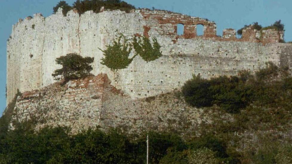 A spasso nei boschi alla scoperta di natura e storia