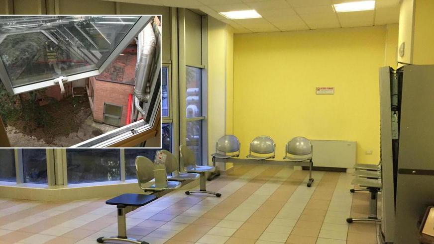 Scoperto, si getta nel vuoto