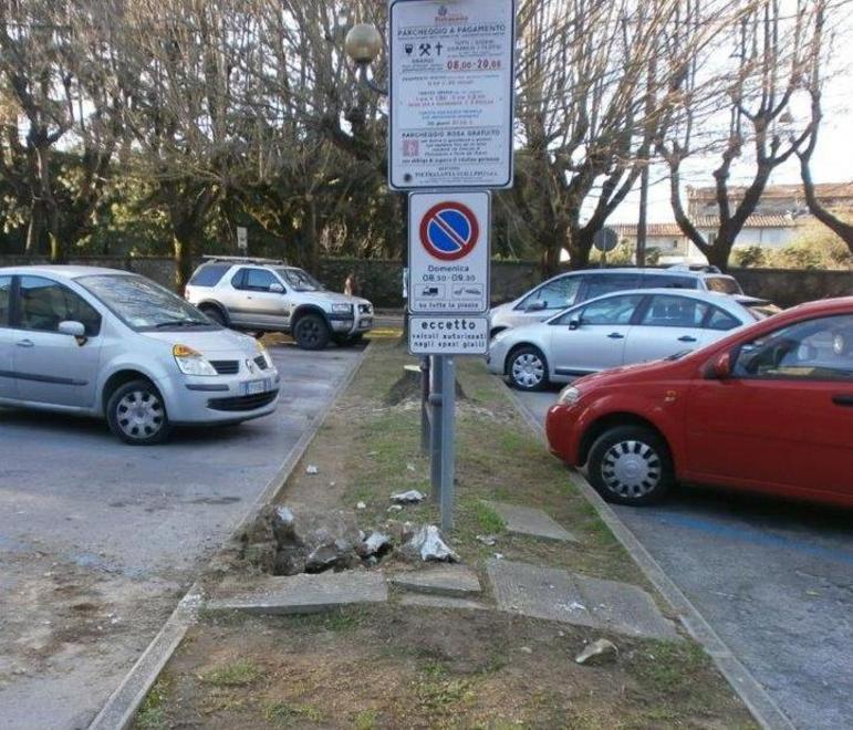 Con la gru portano via un parcometro