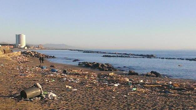 Spazzatura e degrado in spiaggia
