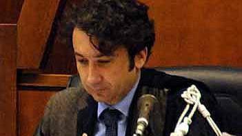 «Sparla di me in paese» e bastona la vicina di casa