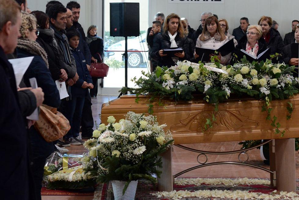 Folla di giovani per l’addio al ventunenneAntonio Salzillo 