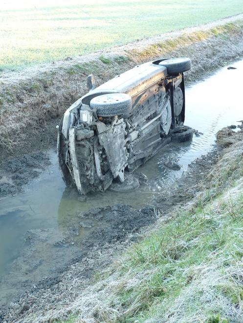 L’auto sbanda per il ghiaccio Due ragazze vanno nel canale