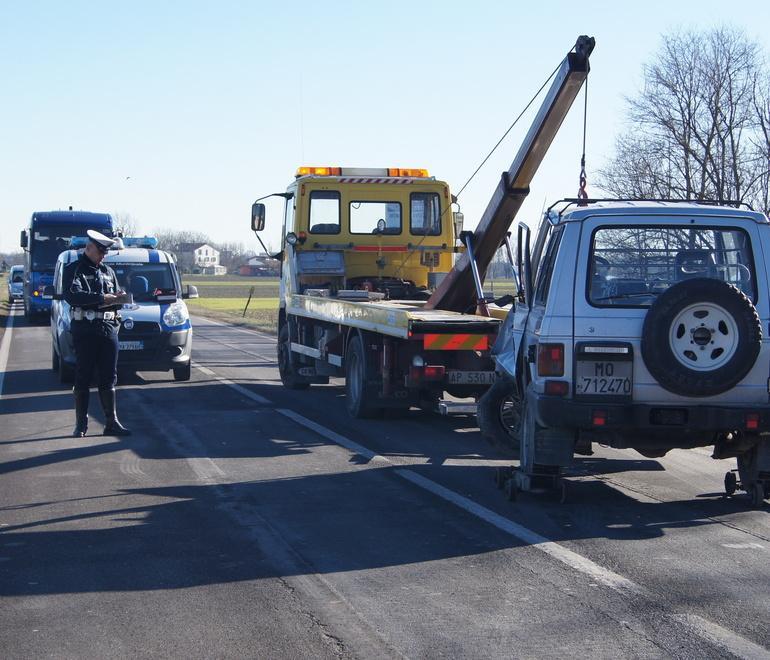 Schianto frontale a tre: 40enne sbalzato dall’auto 