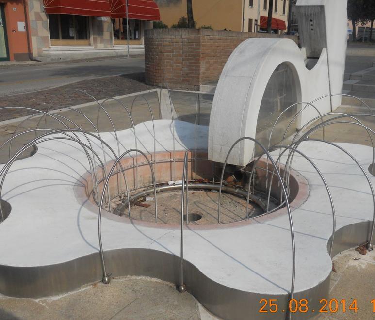 Per Noi va contro la fontana «Non funziona, è pericolosa»