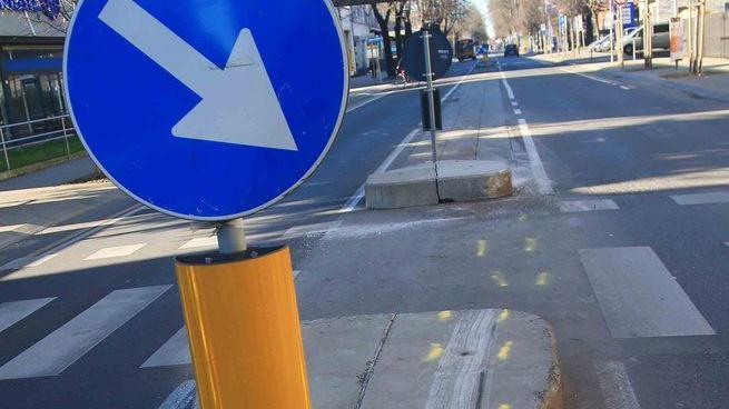 Tenta di sorpassare il bus ma resta incastrato con l’auto
