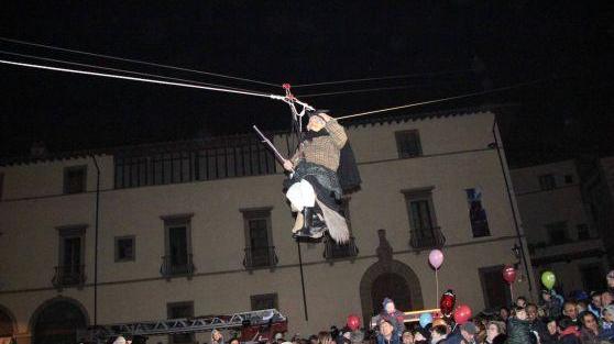 Il volo della Befana in piazza Duomo