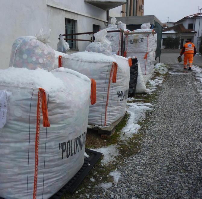 I sacchi pieni di tappini di plastica raccolti durante un’iniziativa (foto d’archivio)