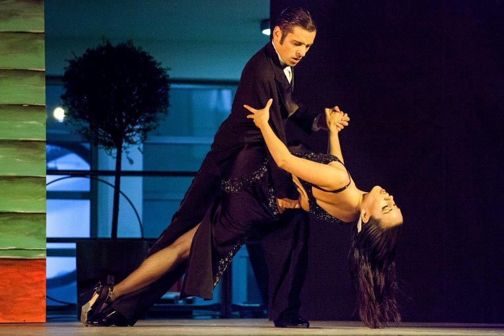 Una scena dello spettacolo in programma al Teatro Moderno