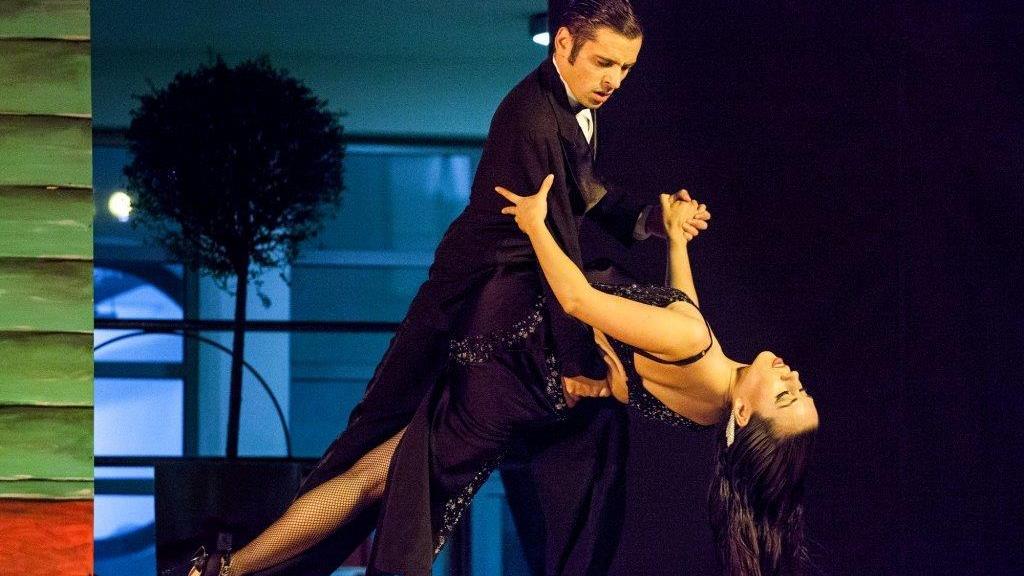Una scena dello spettacolo in programma al Teatro Moderno