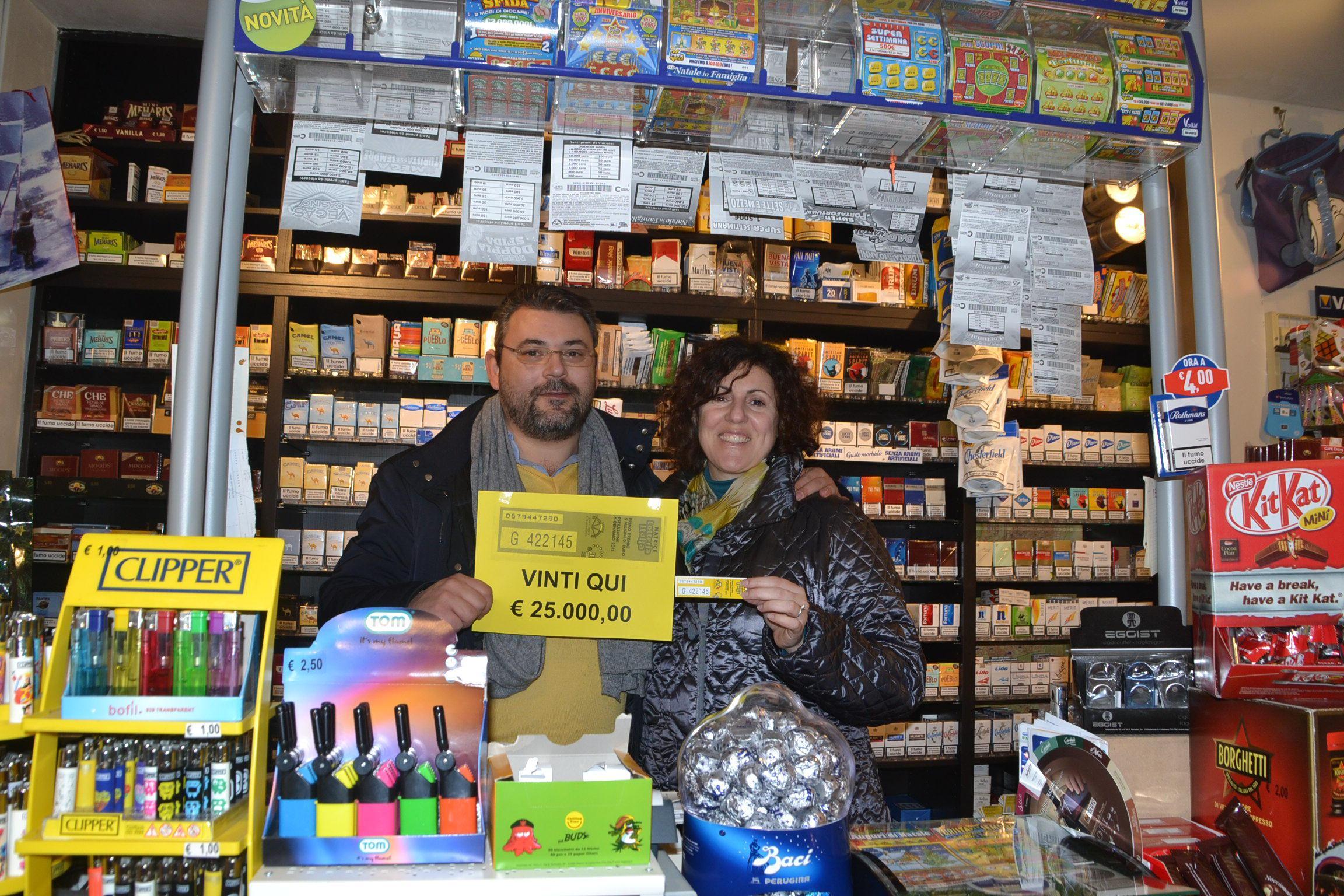 Fabrizio Altini e Alessandra Daneri con la fotocopia della matrice del biglietto vincente (Vip)
