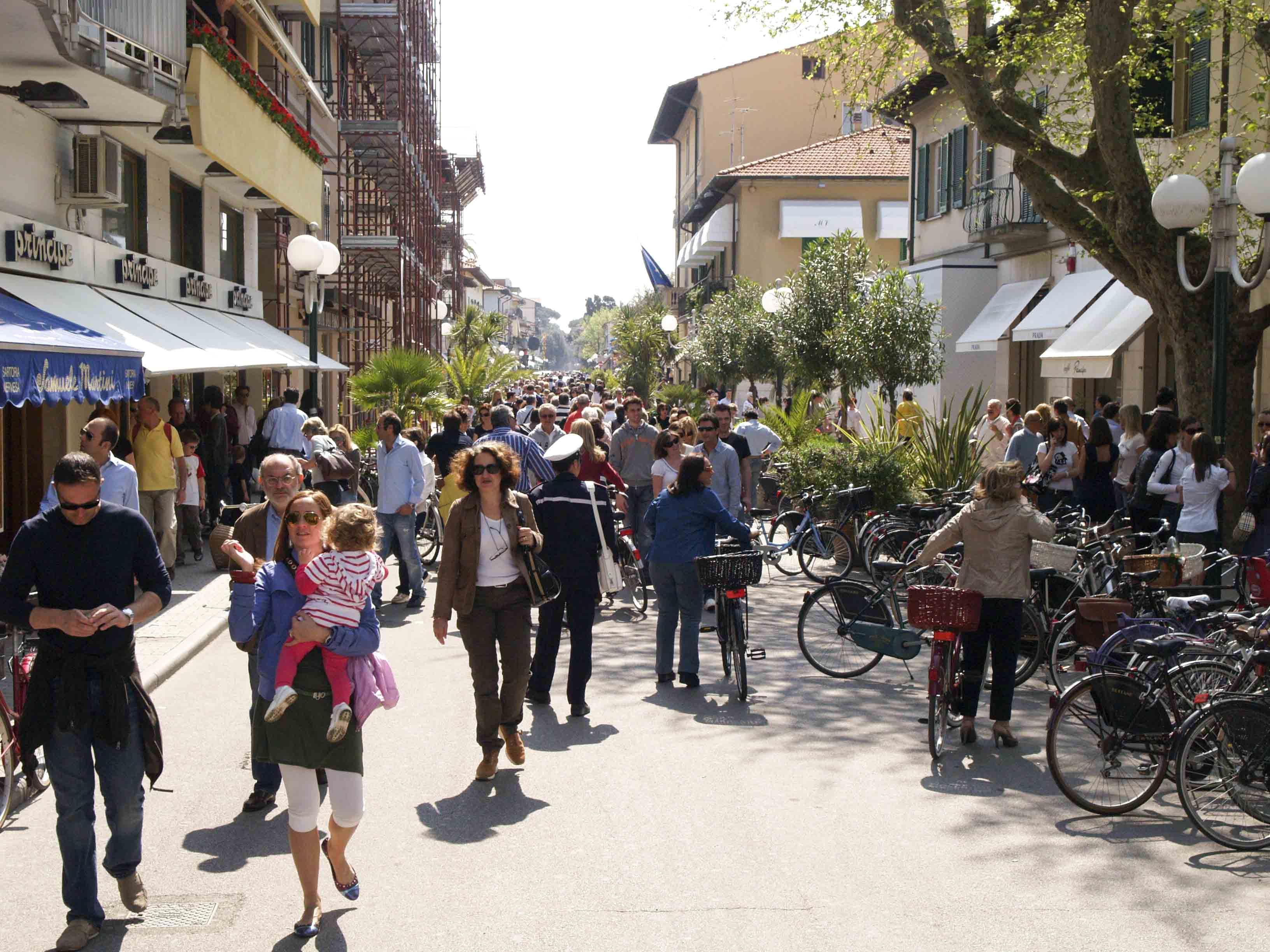 Turisti a passeggio in centro a Forte dei Marmi