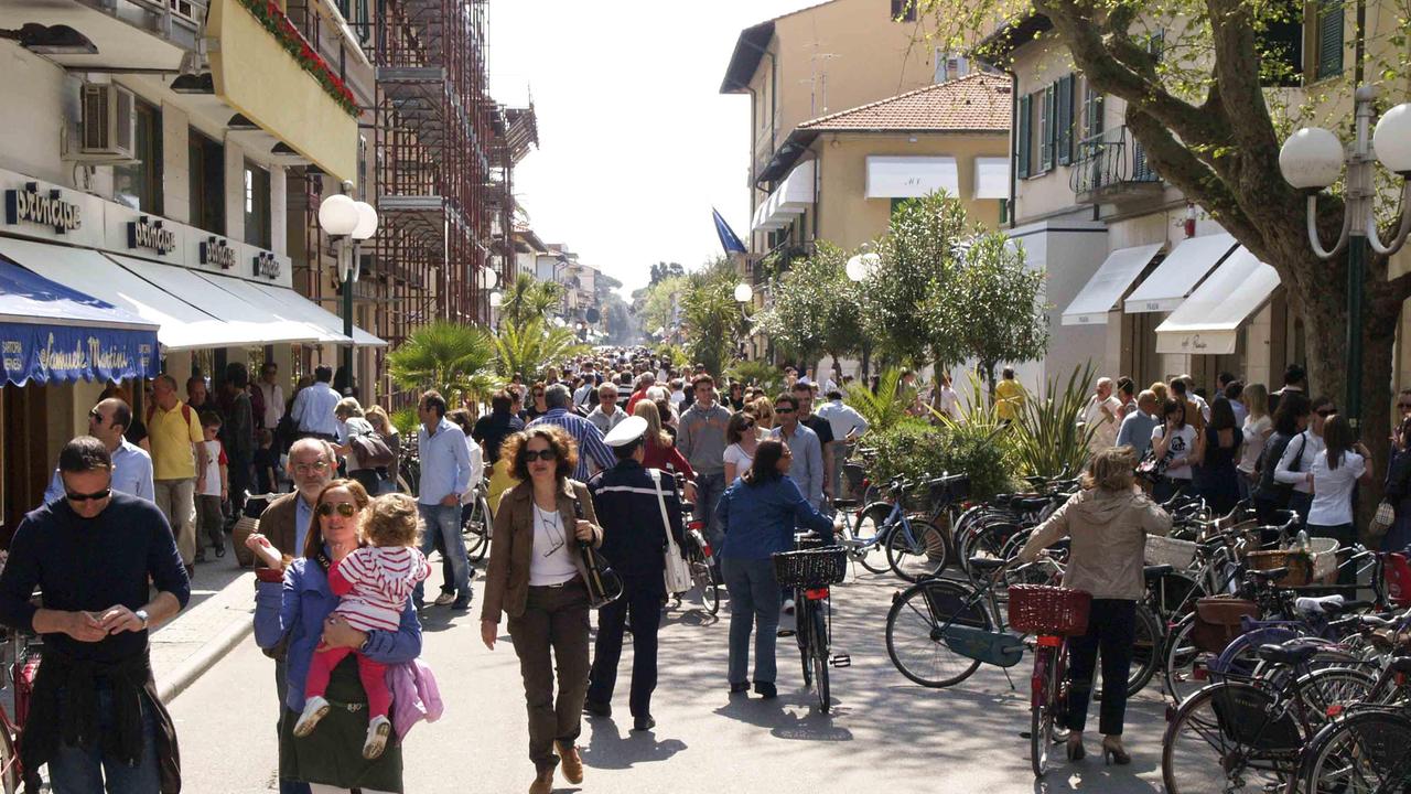 Turisti a passeggio in centro a Forte dei Marmi