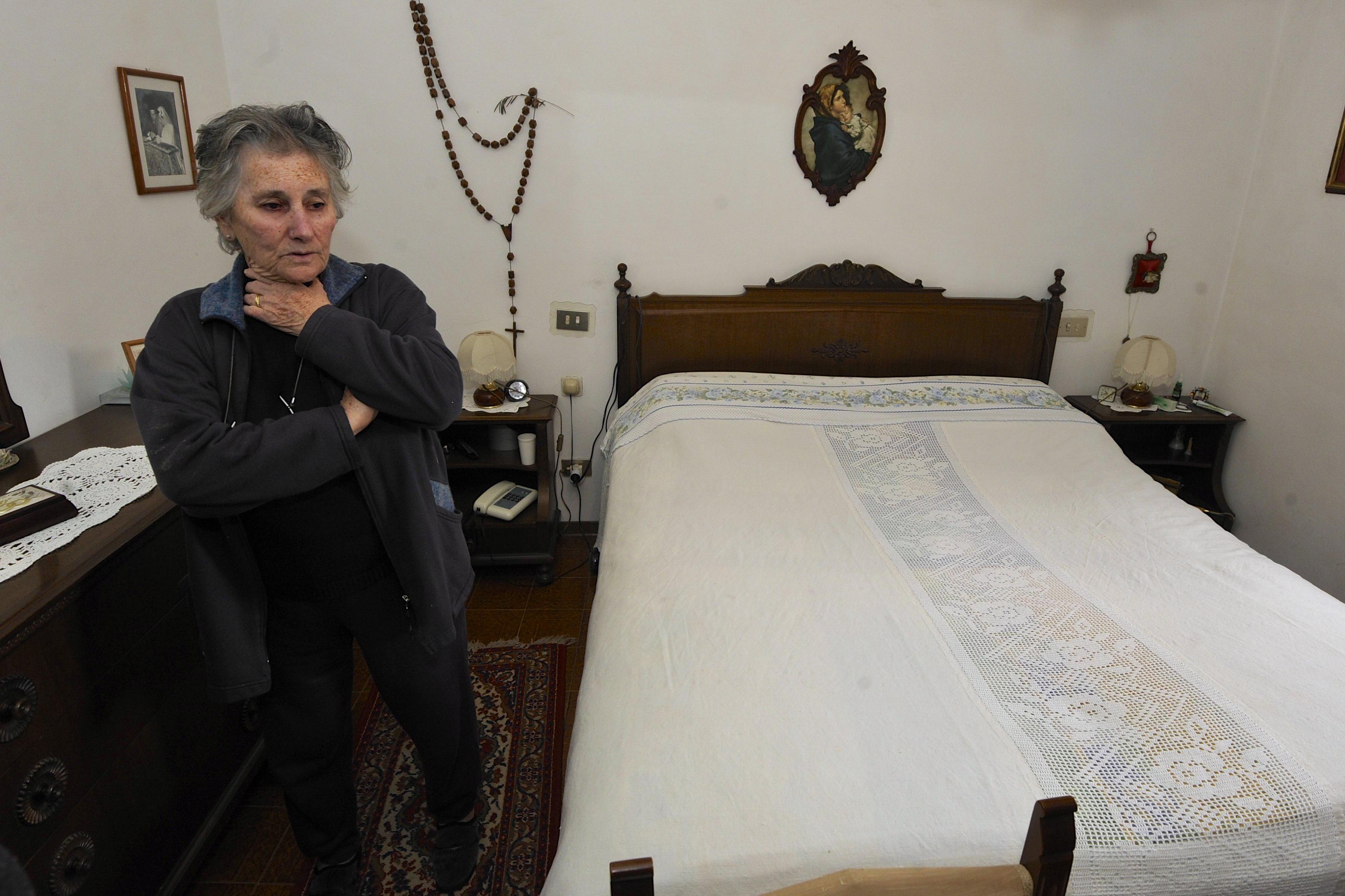 Solisca Sgherri, l'anziana derubata a Casalecci, nella sua camera da letto dove sono entrati i ladri (foto agenzia Bf)