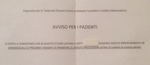 "Attenzione, qui lavora un dentista gay", cartello choc sulla porta di uno studio medico