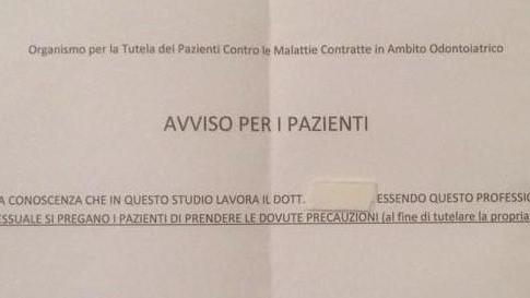 "Attenzione, qui lavora un dentista gay", cartello choc sulla porta di uno studio medico